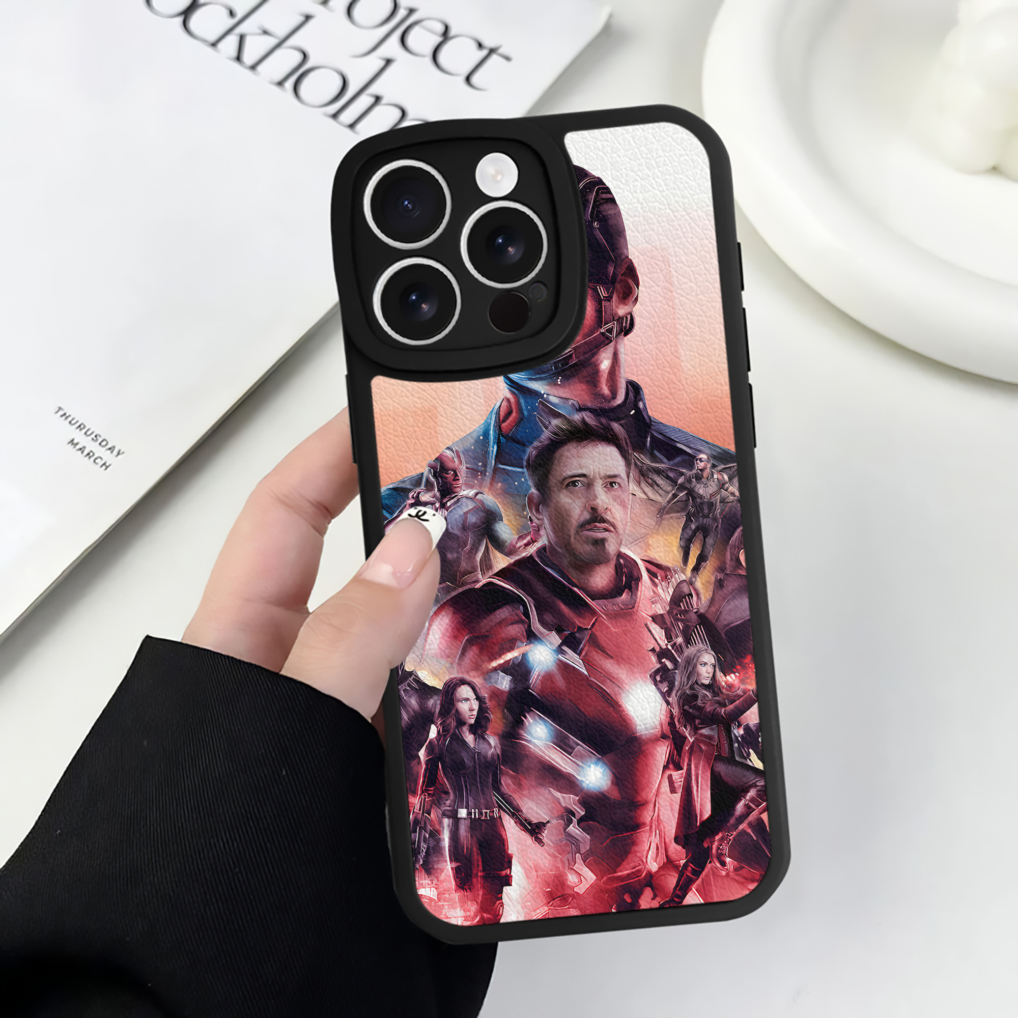 （画像用） アベンジャーズ The Avengers 【iPhone 16シリーズ対応】シリコンスマホケース（レザー調） 材質：シリコン